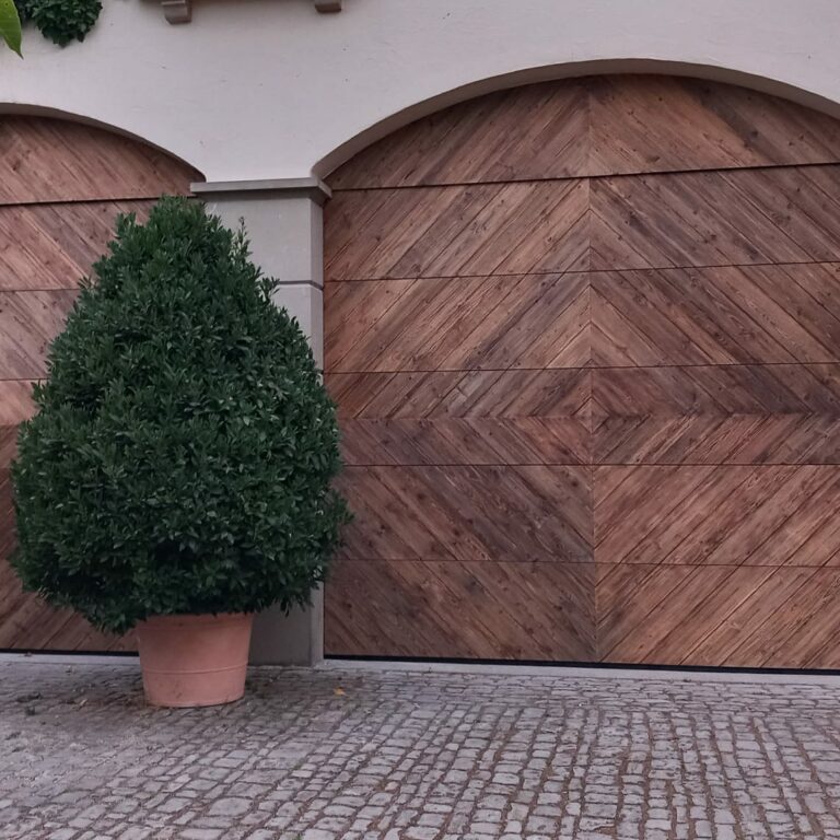 Garagentor von Mk Tischlerei Manfred Kraxenberger GmbH