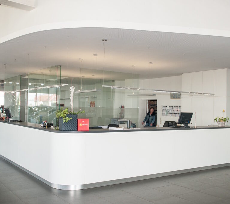 moderner offener Empfangsberiech von Mk Tischlerei Manfred Kraxenberger GmbH
