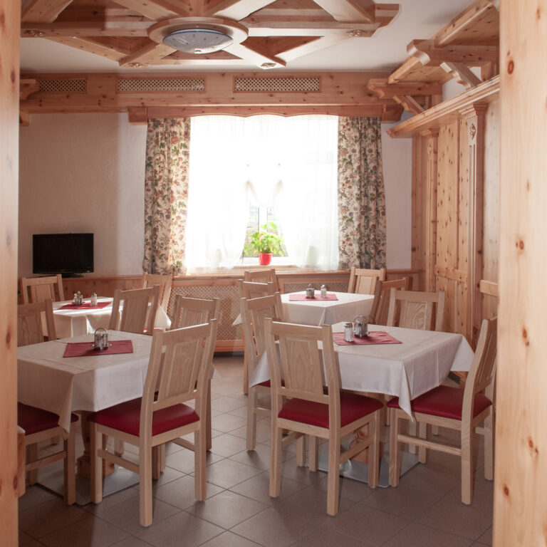 urige Gasthausmöbel von Mk Tischlerei Manfred Kraxenberger GmbH