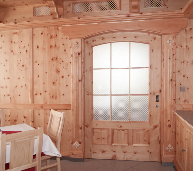 Holztür passend zur gaststube von Mk Tischlerei Manfred Kraxenberger GmbH