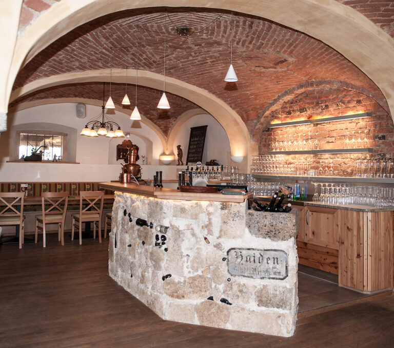 uriger Barbereich von Mk Tischlerei Manfred Kraxenberger GmbH