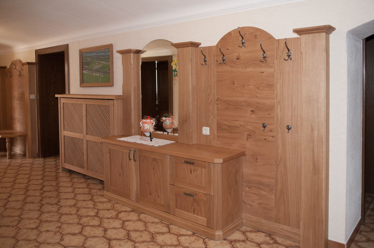 urige Garderobe von Mk Tischlerei Manfred Kraxenberger GmbH