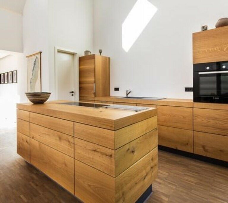 moderne Holzküche von Mk Tischlerei Manfred Kraxenberger GmbH