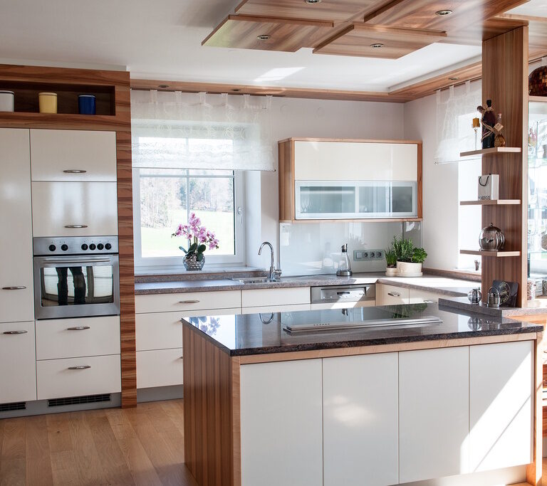 Lichtdurchflutete, moderne Küche von Mk Tischlerei Manfred Kraxenberger GmbH
