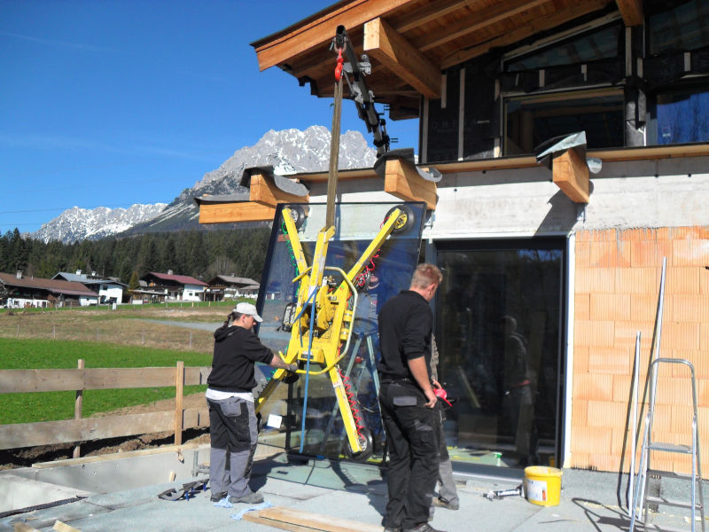 Montieren eines Glasfensters von Mk Tischlerei Manfred Kraxenberger GmbH